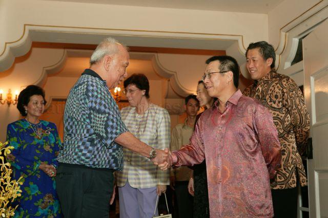 Taken at: Call on His Royal Highness Sultan Iskandar Ibni Almarhum Sultan Ismail by Minister of National Development Mah Bow Tan and Acting Minister for Manpower Dr Ng Eng Hen at Istana Bukit Serene in Johor Bahru Pictured: His Royal Highness Sultan Iskandar Ibni Almarhum Sultan Ismail and his wife, Her Majesty Raja Zarith Sofia, Minister of National Development Mah Bow Tan and his wife, Mrs Mah, and Acting Minister for Manpower Dr Ng Eng Hen and his wife, Mrs Ng
