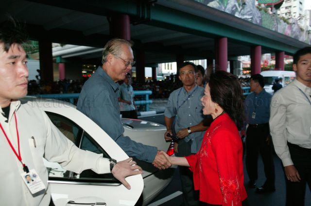 The Prime Minister's motorcade arrives in front of the Garden Bridge for the Chinatown light-up. &nbsp;Guest-of-Honour Prime Minister Goh Chok Tong is received by Member of Parliament for Jalan Besar Group Representation Constituency Dr Lily Neo.