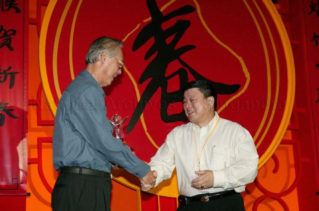 Guest-of-Honour Prime Minister Goh Chok Tong (left) presenting a token of appreciation to Executive Director Singapore Discovery Centre Limited, Brigadier General Chin Chow Yoon at official opening and light-up ceremony of Chinatown at New Bridge Road
