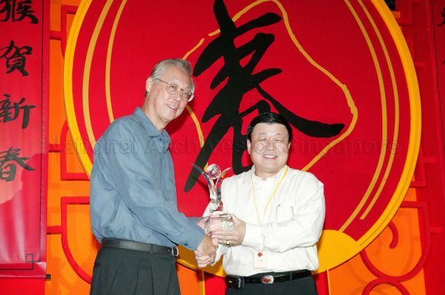 Guest-of-Honour Prime Minister Goh Chok Tong (left) presenting a token of appreciation to Executive Director Singapore Discovery Centre Limited, Brigadier General Chin Chow Yoon at official opening and light-up ceremony of Chinatown at New Bridge Road