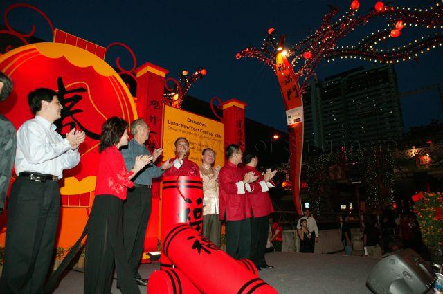 Mayor of Central Singapore District Heng Chee How (left) and Member of Parliament for Jalan Besar Group Representation Constituency Dr Lily Neo (second from left) and others clapping after Guest-of-Honour Prime Minister Goh Chok Tong (third from left) has officially opened Light-up Ceremony of Chinatown at New Bridge Road
