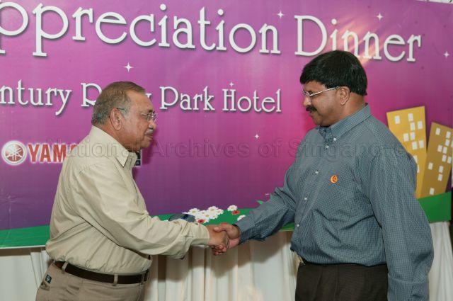 Mayor of South East Community Development Council (CDC) Othman bin Haron Eusofe presenting token of appreciation at Marine Parade Town Councillors' appreciation dinner at Century Roxy Park Hotel. Guest-of-Honour at the event was Prime Minister Goh Chok Tong.