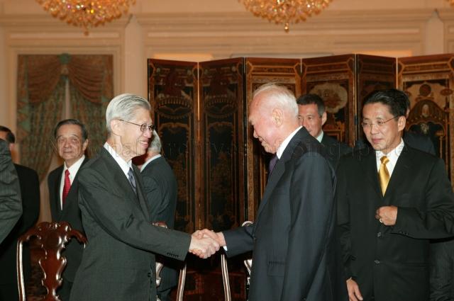 Senior Minister Lee Kuan Yew and Chairman of Oversea-Chinese Banking Corporation (OCBC) Lee Seng Wee, who is one of the two outgoing board members of Government of Singapore Investment Corporation (GIC), exchanging a handshake during farewell dinner hosted by GIC at Istana. On the right is Executive Chairman of Banyan Tree Holdings Ho Kwon Ping, the other outgoing GIC board member.