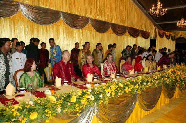 Malaysian Prime Minister (PM) Abdullah Ahmad Badawi, PM Goh Chok Tong and Mrs Goh with Yang di-Pertuan Agong Tuanku Syed Sirajuddin Putra Jamalullail (fifth from left), the Tengku Makhota of Johor Tunku Ibrahim Ismail (fourth from left) and their spouses at dinner reception during Kongsi Raya Chinese New Year open house at Danga Bay on Johor Bahru's waterfront