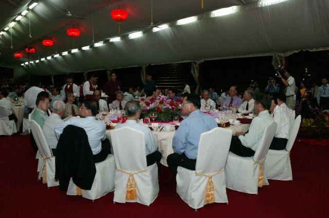 Dinner to mark 85th anniversary of Chinese High School and the 30th year of Hwa Chong Junior College at Chinese High School in Bukit Timah. Prime Minister Goh Chok Tong is Guest-of-Honour.
