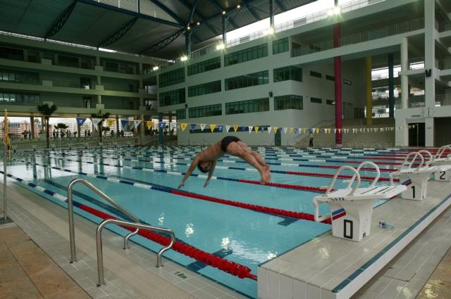 Olympic-sized swimming pool covered by a four-storey high shelter at Singapore Sports School at Champions Way, Woodlands. The school was officially opened by Prime Minister Goh Chok Tong.