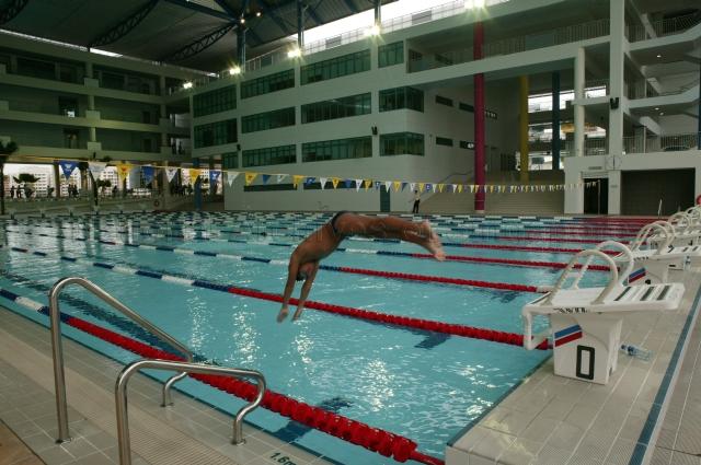 Olympic-sized swimming pool covered by a four-storey high shelter at Singapore Sports School at Champions Way, Woodlands. The school was officially opened by Prime Minister Goh Chok Tong.