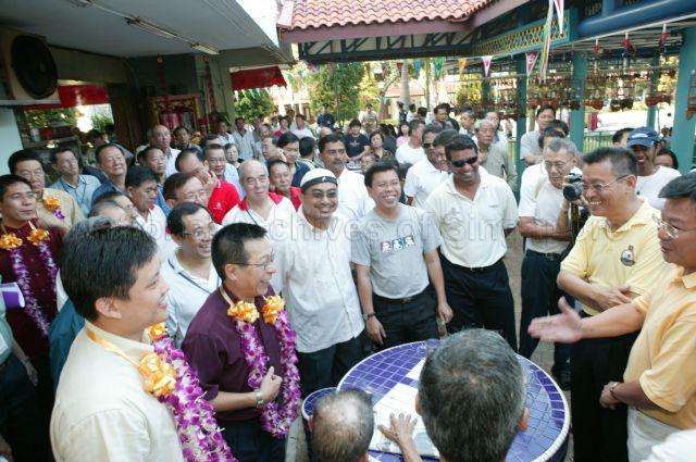 Taken at: Official opening of Bukit Purmei Birds Arena during ministerial community visit to Radin Mas Pictured: Guest-of-Honour Minister for National Development Mah Bow Tan and Member of Parliament for Tanjong Pagar GRC Dr Chong Weng Chiew