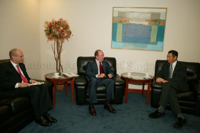Taken at: Managing Director of International Monetary Fund (IMF) Rodrigo Rato calls on Deputy Prime Minister and Minister for Finance Lee Hsien Loong at the Treasury Pictured: Deputy Prime Minister and Minister for Finance Lee Hsien Loong and Managing Director of International Monetary Fund (IMF) Rodrigo Rato