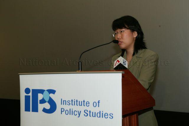 Straits Times senior correspondent Chua Mui Hoong speaking at launch of her book 'A Defining Moment - How Singapore beat SARS (Severe Acute Respiratory Syndrome)', published by Institute of Policy Studies, held at Singapore History Museum. Guest of Honour at the event was Prime Minister Goh Chok Tong.