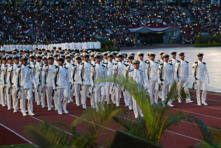 National Day Parade 2004 Preview at National Stadium -- March-past by guard of honour contingent from Republic of Singapore Navy (RSN)