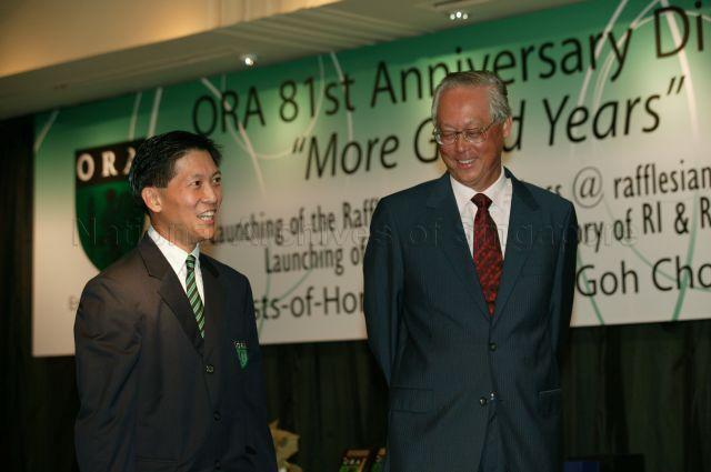 Senior Minister Goh Chok Tong (right) with President of Old Rafflesians' Association (ORA) Cheng Soon Keong at launch of Rafflesian email address @ rafflesian.com during 81st Anniversary Dinner of ORA at Grand Hyatt Hotel