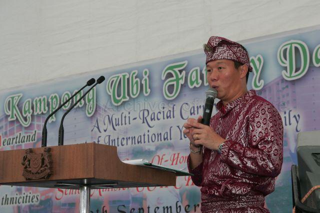 Master of ceremonies dressed in Malay costume making announcements during Kampong Ubi family day and racial harmony carnival. Guest of Honour at the community event was Senior Minister Goh Chok Tong.