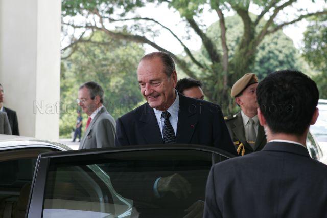 President of France Jacques Chirac boarding a car at Istana after attending luncheon hosted by Prime Minister and Minister for Finance Lee Hsien Loong. The French President was on a three-hour stopover in Singapore en route to Hanoi for fifth Asia-Europe Meeting (ASEM) summit.