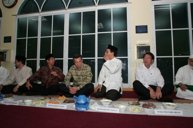 Taken at: Visit to Al-Istighfar Mosque at Pasir-Ris by Prime Minister and Minister for Finance Lee Hsien Loong Pictured: Prime Minister and Minister for Finance Lee Hsien Loong, Al-Istighfar Mosque Chairman Khairudin Yahya, Minister for the Environment and Water Resources and Minister-in-charge of Muslim Affairs Associate Professor Dr Yaacob Ibrahim, Majlis Ugama Islam Singapura (MUIS) President Mohammad Alami Musa and Minister for Defence Teo Chee Hean