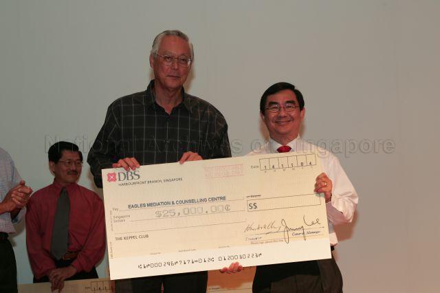 Senior Minister Goh Chok Tong presenting cheque to Dr John Ng of Eagles Mediation and Counselling Centre at gala dinner on the occasion of centennial celebration of Keppel Club at Bukit Chermin Road. The club raised $400,000 at its charity dinner and golf events for 16 charities.