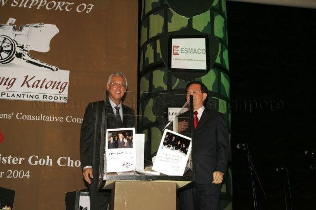 Senior Minister Goh Chok Tong and Member of Parliament for Mountbatten Group Representation Constituency Andy Gan Lai Chiang (right) posing for photograph after placing photographs with their signatures into a time capsule that will be buried at Fort Tanjong Katong during fundraising dinner in support of Fort Tanjong Katong Raising History Planting Roots Project at Suntec City Convention Centre