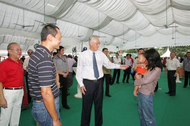 Senior Minister Goh Chok Tong with Khoo Swee Chiow, the first Singaporean to reach the Summit of Mount Everest in 1998, and Mrs Khoo during Welcome Carnival for participants of First ASEAN-India Car Rally at Singapore Recreation Club at the Padang