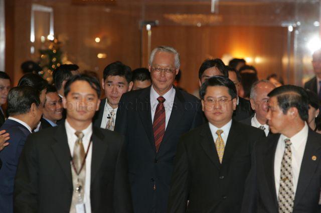 Senior Minister Goh Chok Tong arriving at Meritus Mandarin ballroom for dinner hosted jointly by Singapore Chinese Chamber of Commerce and Industry (SCCCI) and Singapore Federation of Chinese Clan Associations. With him is his Press Secretary Stanley Loh (second from right).