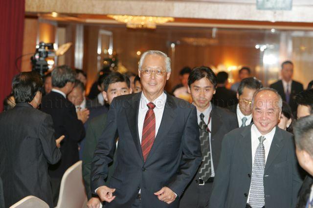 Senior Minister Goh Chok Tong arriving at Meritus Mandarin ballroom for dinner hosted jointly by Singapore Chinese Chamber of Commerce and Industry (SCCCI) and Singapore Federation of Chinese Clan Associations. On the right is Chairman of United Overseas Bank (UOB) Wee Cho Yaw.