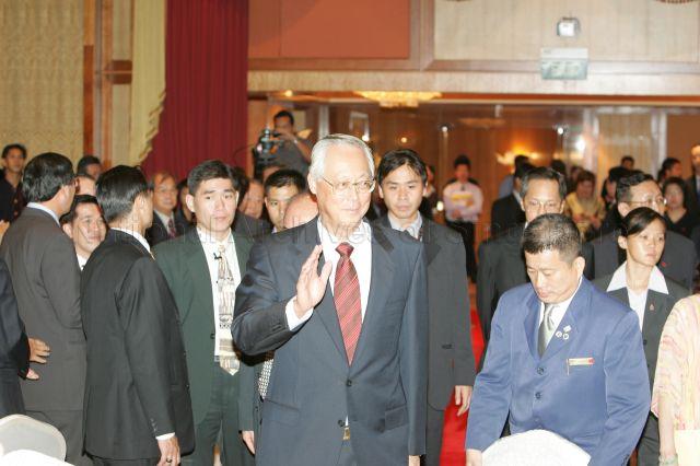 Senior Minister Goh Chok Tong arriving at Meritus Mandarin ballroom for dinner hosted jointly by Singapore Chinese Chamber of Commerce and Industry (SCCCI) and Singapore Federation of Chinese Clan Associations