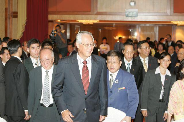 Senior Minister Goh Chok Tong arriving at Meritus Mandarin ballroom for dinner hosted jointly by Singapore Chinese Chamber of Commerce and Industry (SCCCI) and Singapore Federation of Chinese Clan Associations. On the left is Chairman of United Overseas Bank (UOB) Wee Cho Yaw.