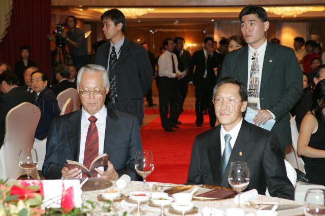 Senior Minister Goh Chok Tong (left) with President of Singapore Chinese Chamber of Commerce and Industry (SCCCI) Kwek Leng Joo at dinner hosted jointly by SCCCI and Singapore Federation of Chinese Clan Associations at Meritus Mandarin Hotel