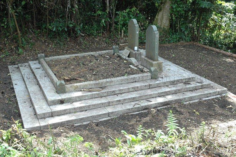 Tomb of Ong Peng Hock (son of Ong Sam Leong) and his wife Madam Lim Yeok Quan at Bukit Brown. The tomb was erected by their granddaughter Felicity Ong.