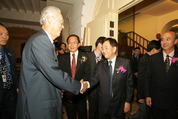 Guest-of-Honour Senior Minister Goh Chok Tong being greeted by former Member of Parliament Tang Guan Seng on arrival at Old Parliament House to attend appointment ceremony of South East Community Development Council (SECDC). Looking on are Minister of State for Education Chan Soo Sen (centre) and Chief Executive Director of People's Association (PA) Tan Boon Huat (right)