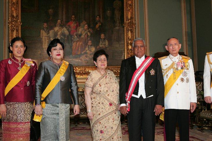 (From right to left) His Majesty King Bhumibol Adulyadej of Thailand, President and Mrs S R Nathan, Her Majesty Queen Sirikit and Her Royal Highness Princess Maha Chakri Sirindhorn posing for a group photograph during state banquet at Chakri Throne Hall in the Grand Palace, Bangkok. The Singapore President was on a five-day state visit to Thailand.