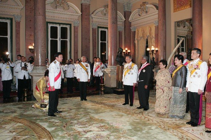 Prime Minister of Thailand Dr Thaksin Shinawatra and wife Potjaman Damapong being introduced to the Thai Royal Family, President and Mrs S R Nathan at state banquet given by Their Majesties King Bhumibol Adulyadej and Queen Sirikit of Thailand at Chakri Throne Hall in the Grand Palace, Bangkok. The Singapore President was on a five-day state visit to Thailand.