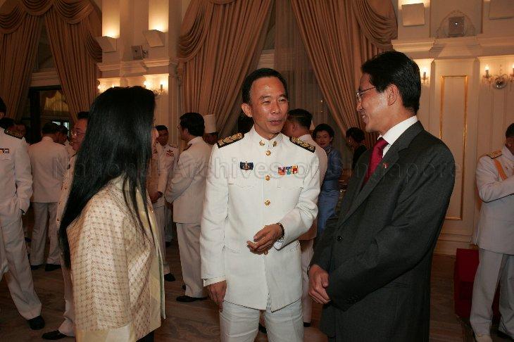 Thai Deputy Prime Minister Suwat Liptapanlop (centre), Executive Chairman of Banyan Tree Holdings Ho Kwon Ping and wife Ms Claire Chiang talking during Gala Reception for President and Mrs S R Nathan hosted by Thai Prime Minister Thaksin Shinawatra and wife Khunying Potjaman Damapong at Government House, Bangkok. The Singapore President and his entourage were on a five-day state visit to Thailand.