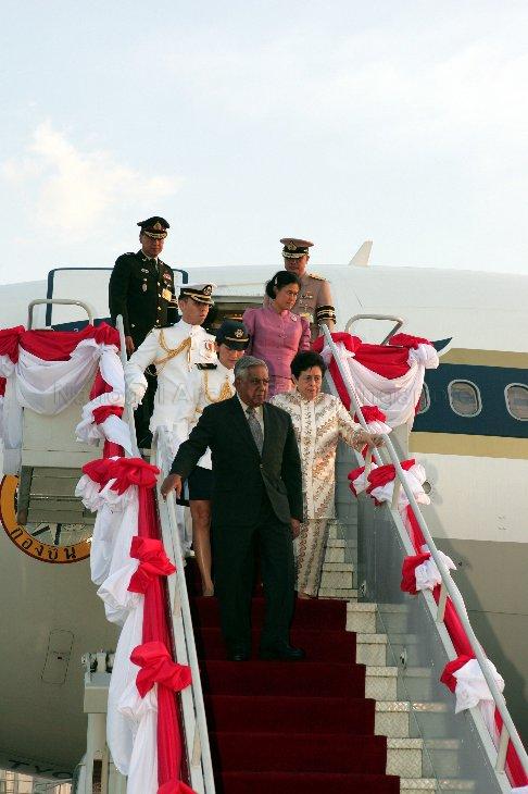 PICTURE SHOWS PRESIDENT AND MRS S R NATHAN (FRONT) FOLLOWED BY HER ROYAL HIGHNESS PRINCESS MAHA CHAKRI SIRINDHORN OF THAILAND (CENTRE ROW, RIGHT) DISEMBARKING FROM THE ROYAL THAI AIR FORCE SPECIAL AIRCRAFT UPON ARRIVAL AT MILITARY AIR TERMINAL, CHIANG MAI