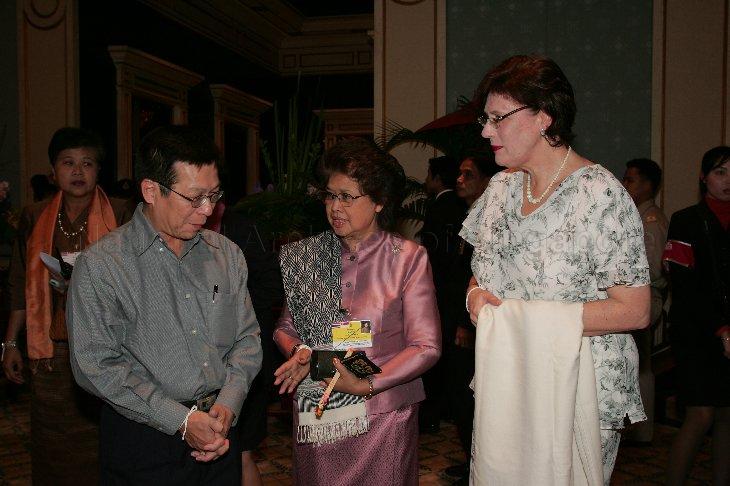 PICTURE SHOWS MINISTER FOR NATIONAL DEVELOPMENT MAH BOW TAN (LEFT) AND WIFE (RIGHT) TALKING WITH THAI DEPUTY PRINCIPAL PRIVATE SECRETARY THANPUYING PUTRIE VIRAVAIDYA