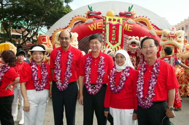 Members of Parliament for Jurong Group Representation Constituency (GRC), from right, Dr Ong Chit Chung, Halimah Binte Yacob, Lim Boon Heng, Tharman Shanmugaratnam, Mrs Yu-Foo Yee Shoon during ministerial community visit to Bukit Batok division of Jurong GRC by Acting Minister for Community Development, Youth and Sports and Senior Minister of State for Trade and Industry Dr Vivian Balakrishnan