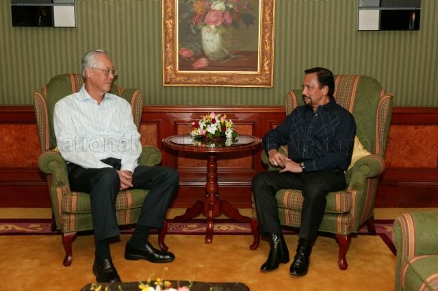 Taken at: Call on Sultan Haji Hassanal Bolkiah Mu'izzaddin Waddaulah, Sultan and Yang di-Pertuan of Brunei Darussalam by Senior Minister Goh Chok Tong at the Grand Hyatt Hotel Pictured: Senior Minister Goh Chok Tong and &nbsp;Sultan Haji Hassanal Bolkiah Mu'izzaddin Waddaulah of Brunei Darussalam