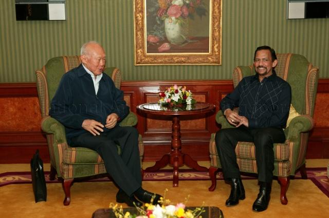 Taken at: Call on Sultan Haji Hassanal Bolkiah Mu'izzaddin Waddaulah, Sultan and Yang di-Pertuan of Brunei Darussalam by Minister Mentor Lee Kuan Yew at the Grand Hyatt Hotel Pictured: Minister Mentor Lee Kuan Yew and &nbsp;Sultan Haji Hassanal Bolkiah Mu'izzaddin Waddaulah of Brunei Darussalam