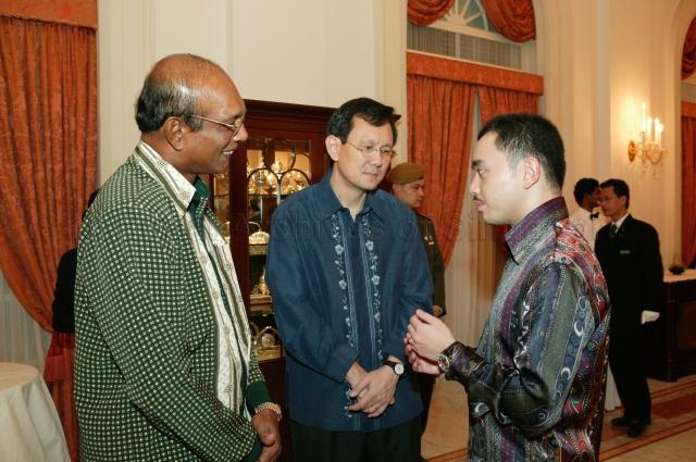 Prince Abdul Malik of Brunei (right) with Acting second Minister for Finance and Senior Minister of State for Foreign Affairs Raymond Lim Siang Keat (centre) and guest at dinner for His Majesty Sultan Haji Hassanal Bolkiah Mu'izzaddin Waddaulah of Brunei hosted by President S R Nathan held in Istana. The Sultan, accompanied by his wife and family, was in Singapore to receive an honorary Doctor of Laws degree from National University of Singapore (NUS) for his achievements in leading his country and his outstanding contributions to Singapore-Brunei relations.