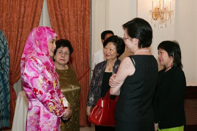 (Clockwise from left) Raja Isteri Pengiran Anak Hajjah Saleha, Mrs S R Nathan, Mrs Mary Tan and Mrs Helen Yeo (back to camera) having a chat during dinner for His Majesty Sultan Haji Hassanal Bolkiah Mu'izzaddin Waddaulah of Brunei hosted by President S R Nathan at Istana. Accompanied by his wife and family, the Sultan was in Singapore to receive an honorary Doctor of Laws degree from National University of Singapore (NUS) for his achievements in leading his country and his outstanding contributions to Singapore-Brunei relations.
