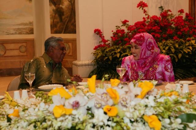 President S R Nathan with Raja Isteri Pengiran Anak Hajjah Saleha at dinner he is hosting for His Majesty Sultan Haji Hassanal Bolkiah Mu'izzaddin Waddaulah of Brunei at Istana. The Sultan was in Singapore to receive an honorary Doctor of Laws degree from National University of Singapore (NUS) for his achievements in leading his country and his outstanding contributions to Singapore-Brunei relations.