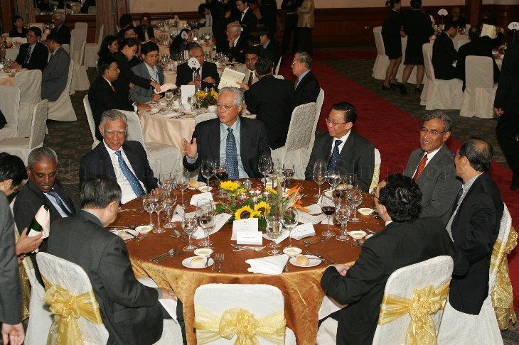 (Facing camera, from left) Deputy Prime Minister and Minister for Law Professor S Jayakumar, Chairman of Institute of South Asian Studies (ISAS) Gopinath Pillai, Senior Minister Goh Chok Tong, ISAS Acting Director Professor Tan Tai Yong and Minister of State for Foreign Affairs Zainul Abidin bin Mohamed Rasheed at dinner reception during ISAS official launch at Orchard Hotel