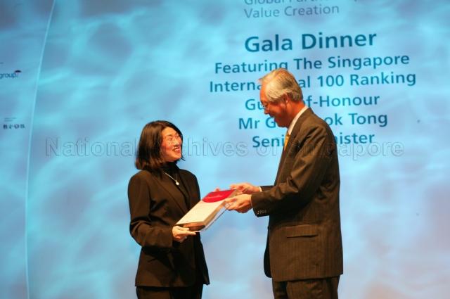 Senior Minister Goh Chok Tong presenting the inaugural Singapore International 100 Ranking to Executive Director and Co-Founder of TT International Limited Ms Julia Tong Jia Pi at International Enterprise (IE) Forum 2005 Gala Dinner held in Raffles City Convention Centre. The company was ranked 24th.
