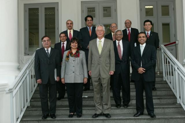 Group photograph of Senior Minister Goh Chok Tong, Chief Executive Officer of International Enterprise (IE) Singapore Lee Yi Shyan (second row, right) and India Advisory Panel (InAP) members, including Vice-Chairman of Sanmar Group N Kumar and Chairman of Hindustan Lever M S Banga, at the steps in The Istana. The InAP made up of some of India's leading industrialists was in Singapore for its inaugural meeting. The Advisory Panel was set up by IE Singapore to promote stronger contacts and collaboration between companies in Singapore and India.