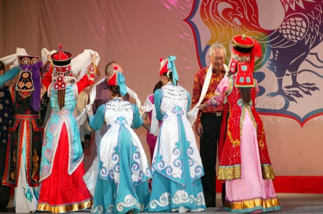 Members of Chinese performing group offering Tibetan khatag (a white, loosely woven scarf) as a symbol of goodwill to VIP guests including Guest-of-Honour Senior Minister Goh Chok Tong (right, facing camera) on stage during the launch of River Hongbao 2005 at Marina Promenade
