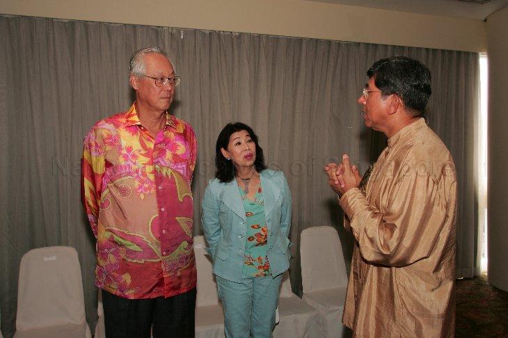 Senior Minister (SM) Goh Chok Tong, his wife Tan Choo Leng and Minister for the Environment and Water Resources and Minister in-charge of Muslim Affairs Associate Professor Dr Yaacob Ibrahim having a chat in the Raffles Ballroom at Raffles City Convention Centre, where the Malay/Muslim community is holding tribute high tea for SM