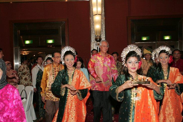 Senior Minister Goh Chok Tong and his wife Tan Choo Leng entering Raffles Ballroom at Raffles City Convention Centre where the Malay/Muslim community is holding tribute high tea for him. With them is Chairman of the event's organising committee Haji Abu Bakar Maidin