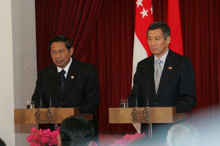 President Susilo Bambang Yudhoyono of Indonesia and Prime Minister and Minister for Finance Lee Hsien Loong at doorstop interview with reporters at the State Room at the Istana. The Indonesian President was in Singapore for a two-day state visit