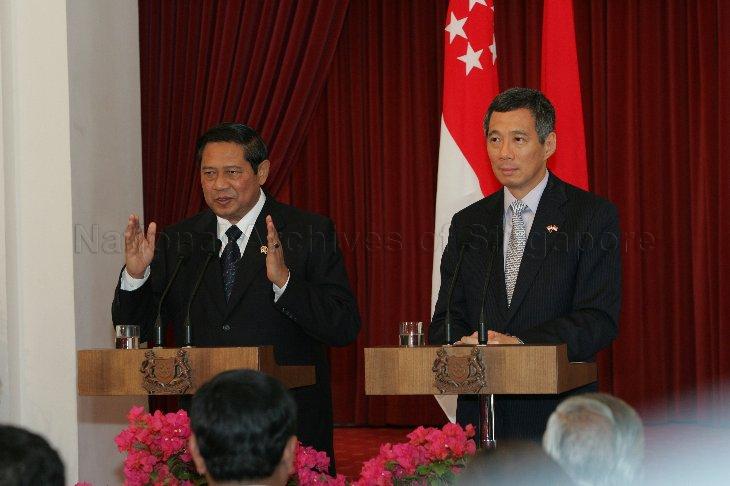 President Susilo Bambang Yudhoyono of Indonesia and Prime Minister and Minister for Finance Lee Hsien Loong at doorstop interview with reporters at the State Room at the Istana. The Indonesian President was in Singapore for a two-day state visit