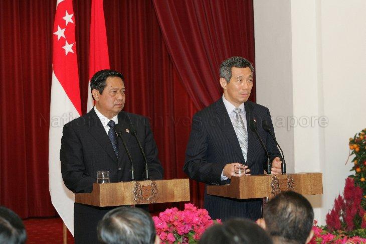 President Susilo Bambang Yudhoyono of Indonesia and Prime Minister and Minister for Finance Lee Hsien Loong at doorstop interview with reporters at the State Room at the Istana. The Indonesian President was in Singapore for a two-day state visit