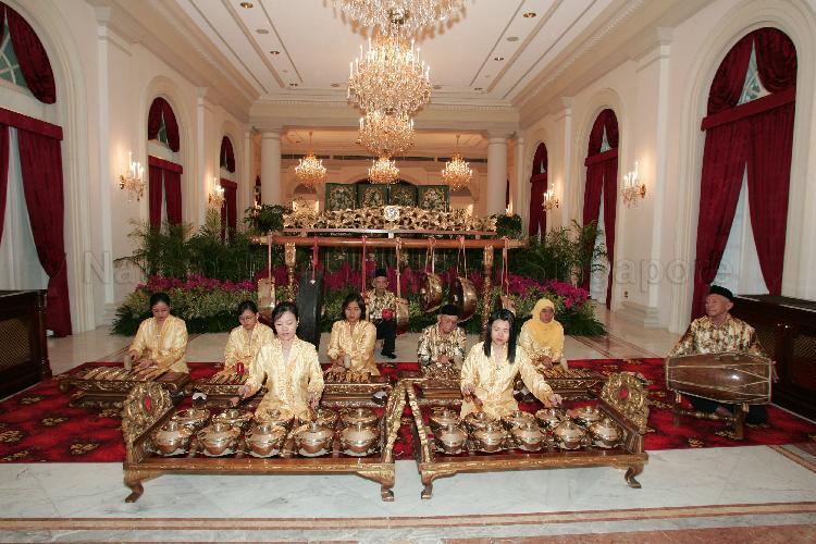 Pachitan Gamelan Orchestra from Kampong Kembangan Community Club performing at the Istana Banquet Hall, where President S R Nathan hosted a state banquet for President Susilo Bambang Yudhoyono of Indonesia. The Indonesian President was on a two-day state visit to Singapore
